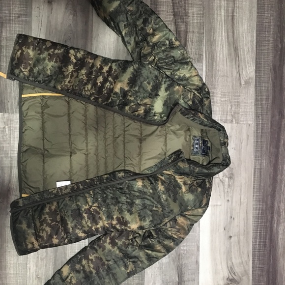 Abercrombie and Fitch - Picture 7 of 8